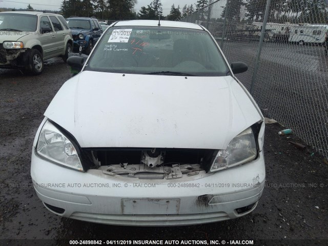 1FAFP34NX5W187707 - 2005 FORD FOCUS ZX4 WHITE photo 6