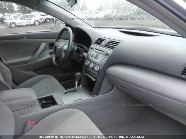 4T4BE46K69R108950 - 2009 TOYOTA CAMRY SE/LE/XLE SILVER photo 5