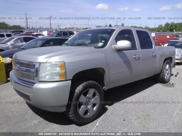 2GCEC13C471707500 - 2007 CHEVROLET SILVERADO C1500 CREW CAB SILVER photo 2