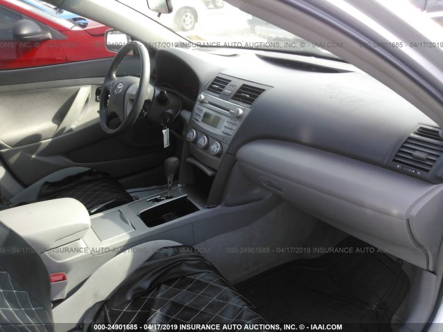 4T1BF3EK9AU038948 - 2010 TOYOTA CAMRY SE/LE/XLE SILVER photo 5