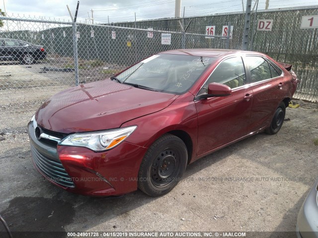 4T1BF1FK2HU730479 - 2017 TOYOTA CAMRY LE/XLE/SE/XSE RED photo 2