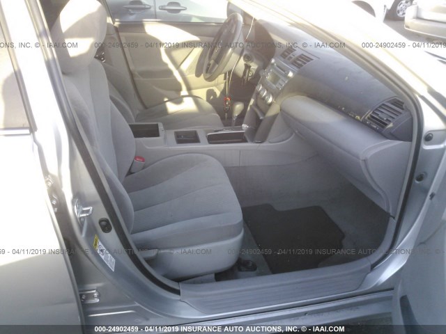4T4BE46K38R023904 - 2008 TOYOTA CAMRY CE/LE/XLE/SE SILVER photo 5