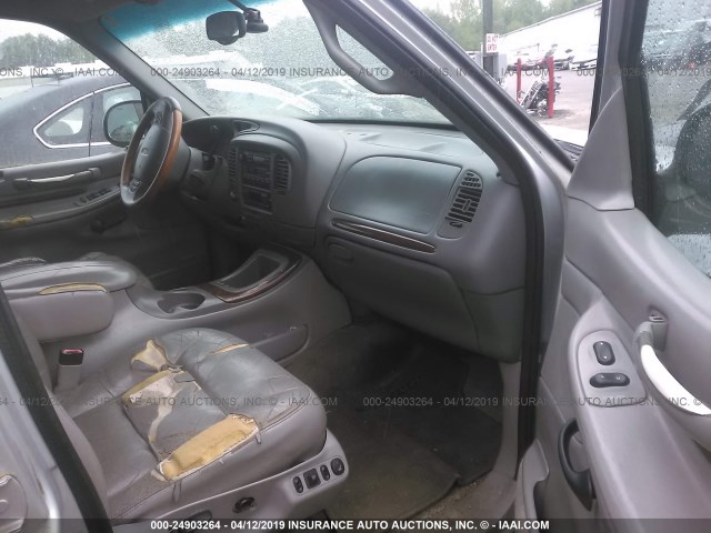 5LMPU28LXWLJ51926 - 1998 LINCOLN NAVIGATOR 银色 照片 5