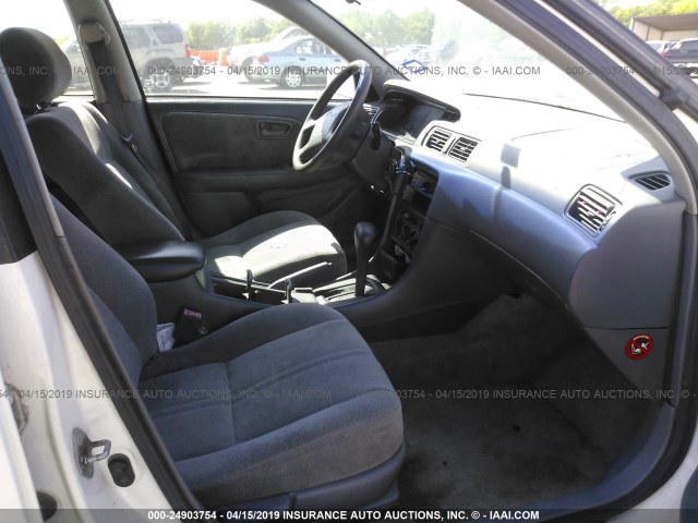 JT2BG22K5V0011803 - 1997 TOYOTA CAMRY LE/XLE Weiß Foto 5