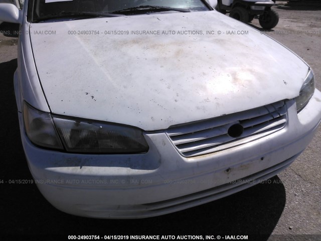 JT2BG22K5V0011803 - 1997 TOYOTA CAMRY LE/XLE Weiß Foto 6