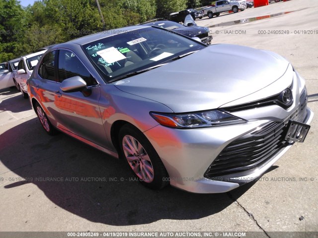 4T1B11HK5JU599078 - 2018 TOYOTA CAMRY L/LE/XLE/SE/XSE SILVER photo 1