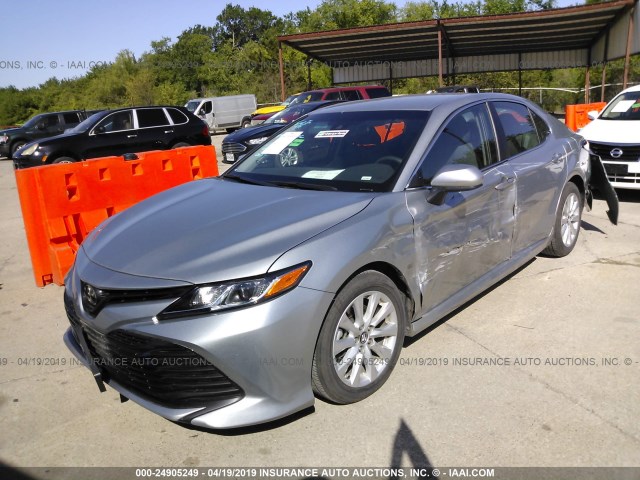 4T1B11HK5JU599078 - 2018 TOYOTA CAMRY L/LE/XLE/SE/XSE SILVER photo 2