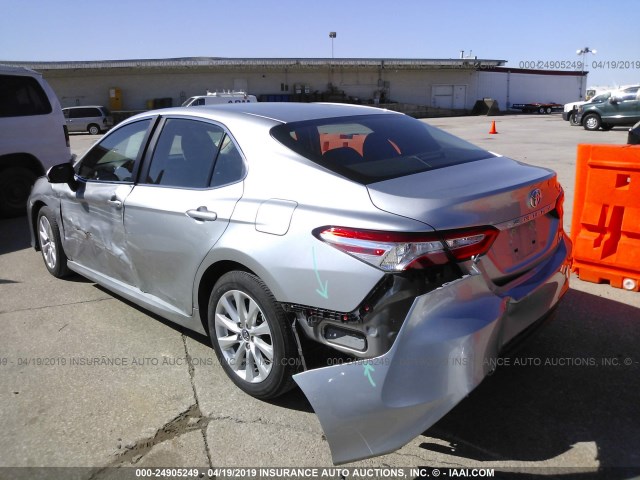 4T1B11HK5JU599078 - 2018 TOYOTA CAMRY L/LE/XLE/SE/XSE SILVER photo 3