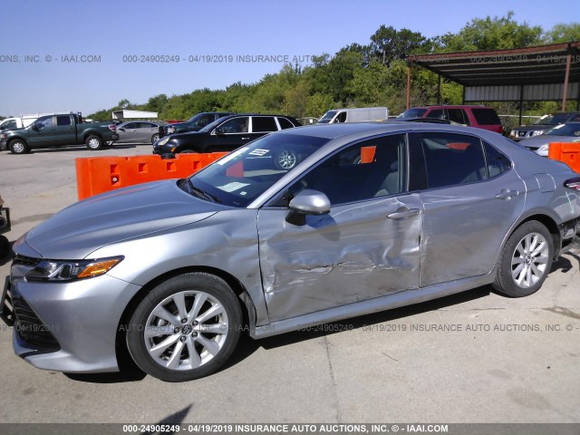 4T1B11HK5JU599078 - 2018 TOYOTA CAMRY L/LE/XLE/SE/XSE SILVER photo 6