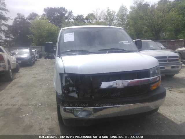 1GAZGPFGXJ1331091 - 2018 CHEVROLET EXPRESS G3500 LT WHITE photo 6