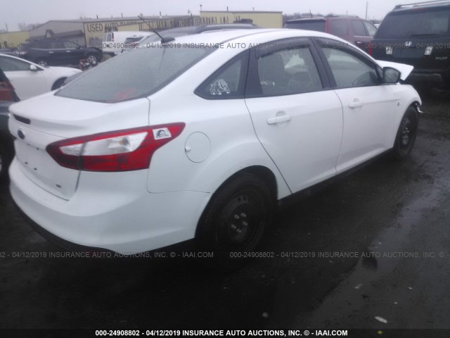 1FAHP3F26CL191084 - 2012 FORD FOCUS SE WHITE photo 4