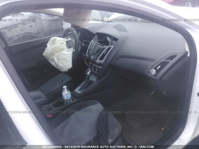 1FAHP3F26CL191084 - 2012 FORD FOCUS SE WHITE photo 5