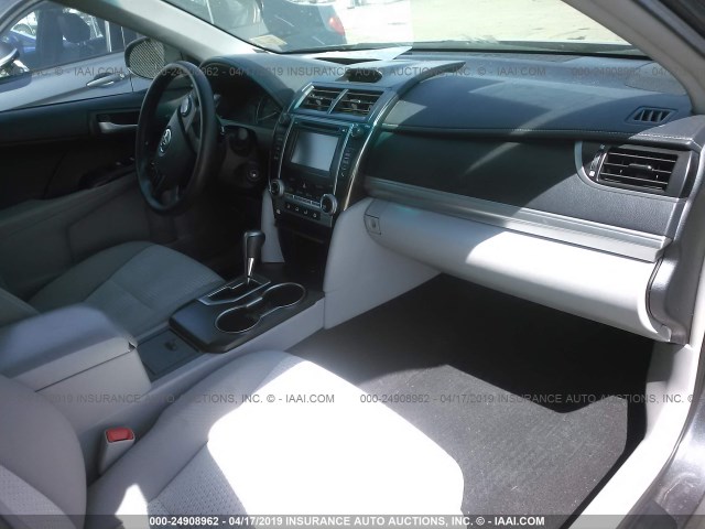 4T4BF1FK6ER396264 - 2014 TOYOTA CAMRY L/SE/LE/XLE 灰色 照片 5