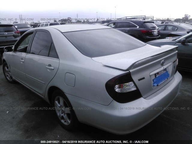 4T1BE32K73U747257 - 2003 TOYOTA CAMRY LE/XLE/SE SILVER photo 3