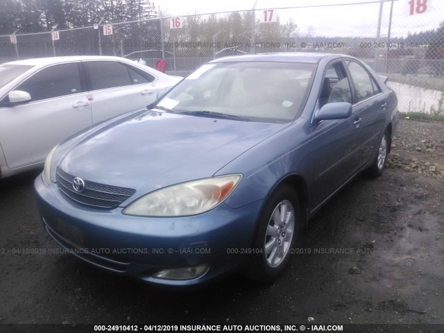 JTDBE32K330154460 - 2003 TOYOTA CAMRY LE/XLE Blau Foto 2