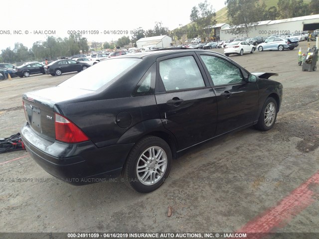 1FAFP34N55W151939 - 2005 FORD FOCUS ZX4 BLACK photo 4