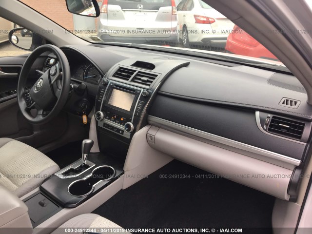 4T4BF1FK1ER386810 - 2014 TOYOTA CAMRY L/SE/LE/XLE 银色 照片 5