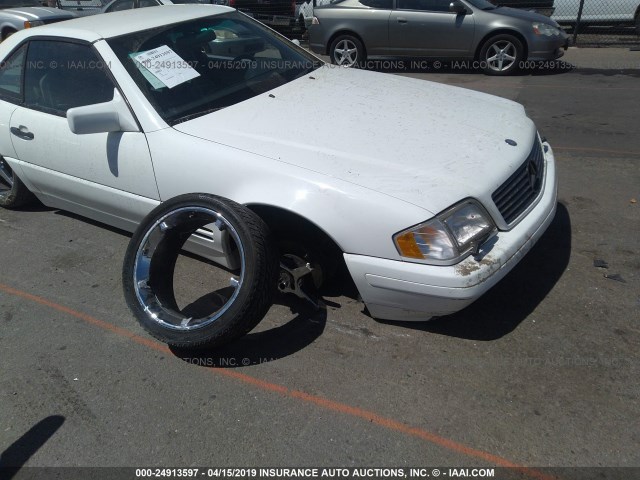 WDBFA63F6TF135557 - 1996 MERCEDES-BENZ SL 320 WHITE photo 6