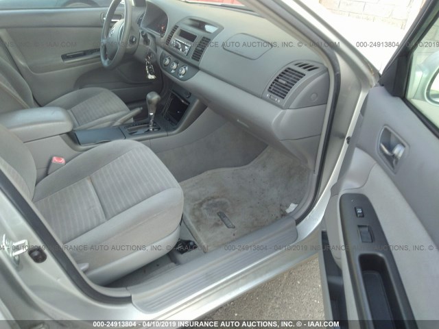 4T1BE32K95U510286 - 2005 TOYOTA CAMRY LE/XLE/SE SILVER photo 5