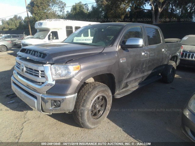 5TFAY5F19FX428370 - 2015 TOYOTA TUNDRA CREWMAX 1794/PLATINUM GRAY photo 2