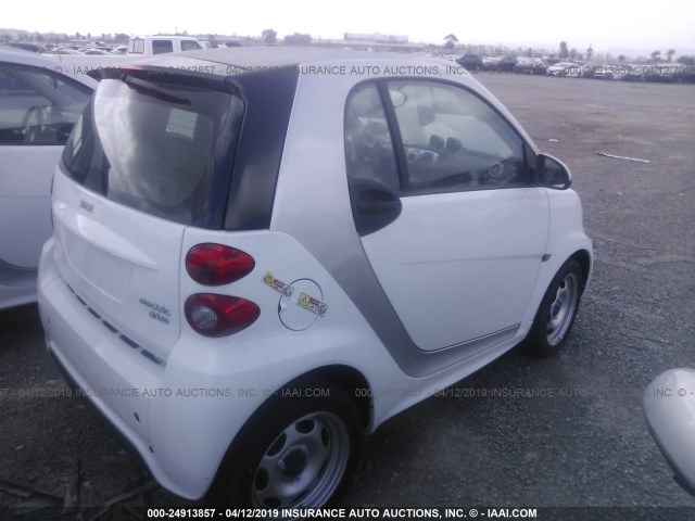 WMEEJ9AA1FK839328 - 2015 SMART FORTWO ELECTRIC WHITE photo 4