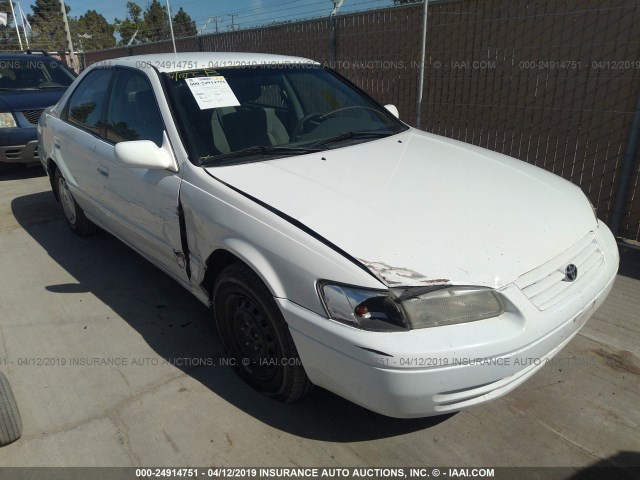 JT2BG22K2W0123573 - 1998 TOYOTA CAMRY CE/LE/XLE WHITE photo 1