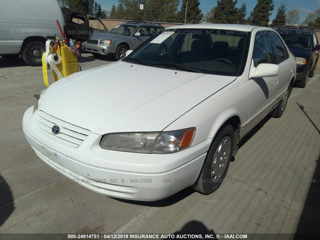 JT2BG22K2W0123573 - 1998 TOYOTA CAMRY CE/LE/XLE WHITE photo 2