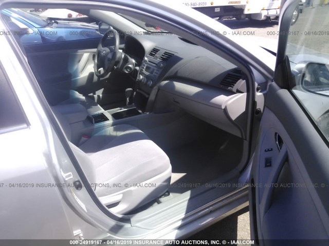 4T1BF3EK6AU061698 - 2010 TOYOTA CAMRY SE/LE/XLE SILVER photo 5