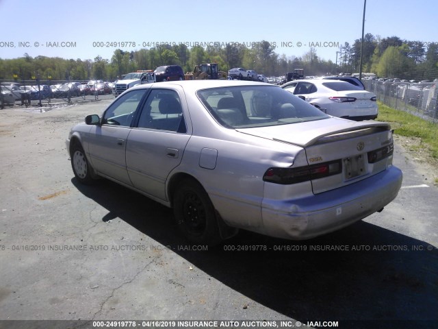 4T1BG22K9WU372240 - 1998 TOYOTA CAMRY CE/LE/XLE 锡色 照片 3
