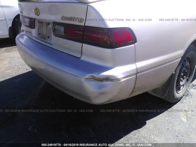 4T1BG22K9WU372240 - 1998 TOYOTA CAMRY CE/LE/XLE 锡色 照片 6