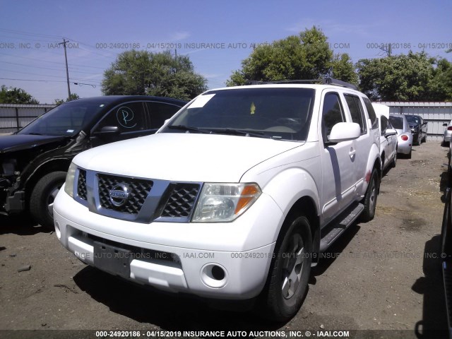 5N1AR18U75C738323 - 2005 NISSAN PATHFINDER LE/SE/XE WHITE photo 2