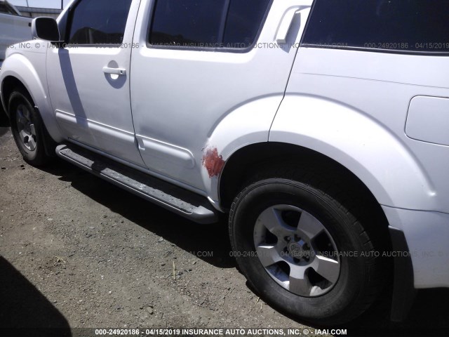 5N1AR18U75C738323 - 2005 NISSAN PATHFINDER LE/SE/XE WHITE photo 6