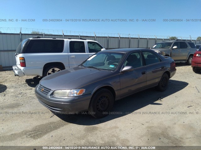 4T1BG22KXWU256853 - 1998 TOYOTA CAMRY CE/LE/XLE GRAY photo 2