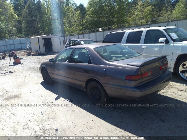 4T1BG22KXWU256853 - 1998 TOYOTA CAMRY CE/LE/XLE GRAY photo 3