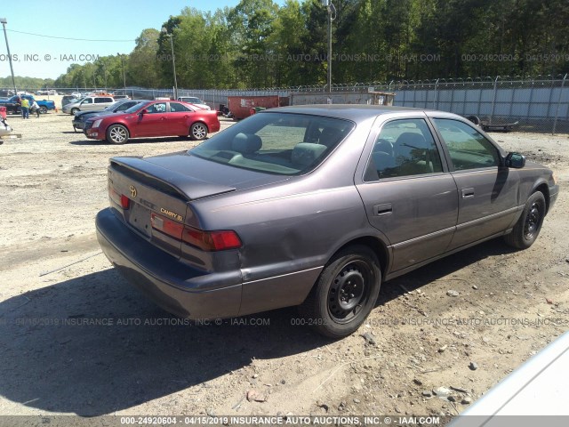 4T1BG22KXWU256853 - 1998 TOYOTA CAMRY CE/LE/XLE GRAY photo 4