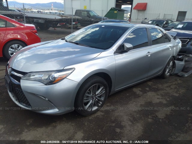 4T1BF1FK3GU215750 - 2016 TOYOTA CAMRY LE/XLE/SE/XSE SILVER photo 2
