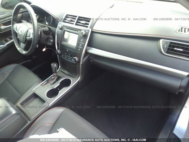 4T1BF1FK3GU215750 - 2016 TOYOTA CAMRY LE/XLE/SE/XSE SILVER photo 5