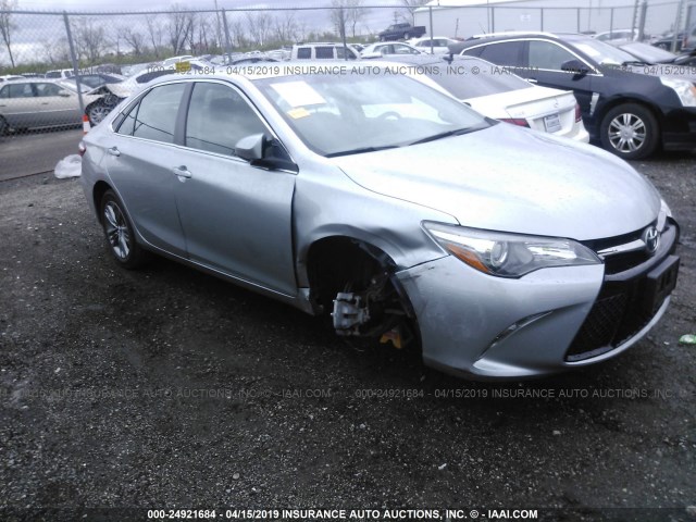 4T1BF1FK5HU271349 - 2017 TOYOTA CAMRY LE/XLE/SE/XSE SILVER photo 1