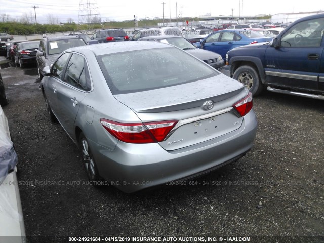4T1BF1FK5HU271349 - 2017 TOYOTA CAMRY LE/XLE/SE/XSE SILVER photo 3