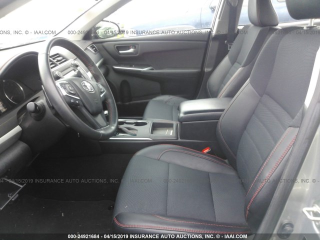 4T1BF1FK5HU271349 - 2017 TOYOTA CAMRY LE/XLE/SE/XSE SILVER photo 5