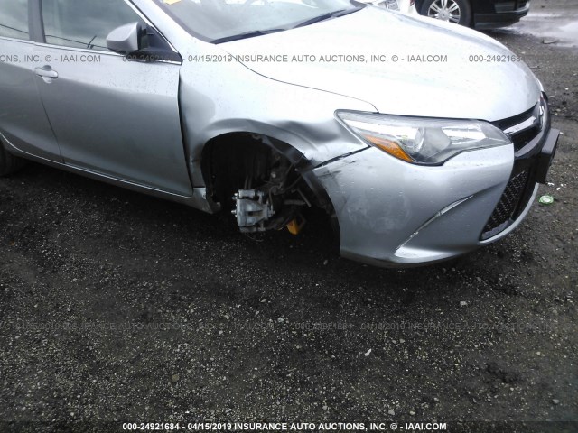4T1BF1FK5HU271349 - 2017 TOYOTA CAMRY LE/XLE/SE/XSE SILVER photo 6