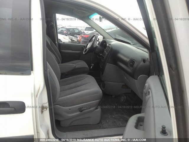 1D4GP23R05B257125 - 2005 DODGE GRAND CARAVAN C/V WHITE photo 5