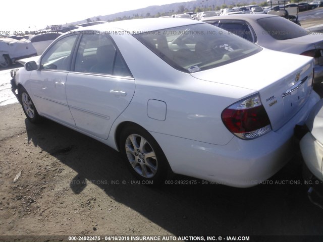 4T1BE30K45U414665 - 2005 TOYOTA CAMRY LE/XLE/SE WHITE photo 3