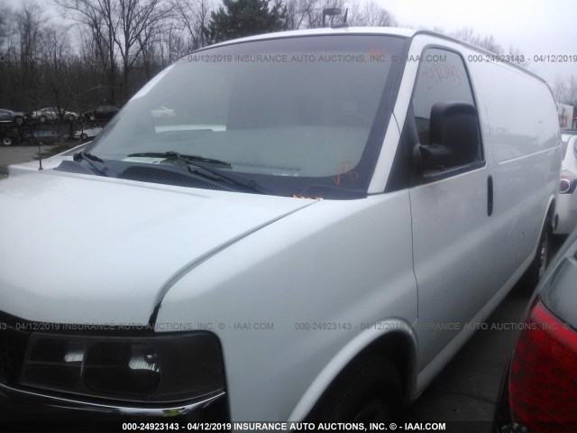 1GCSHAF47C1114139 - 2012 CHEVROLET EXPRESS G1500  WHITE photo 2