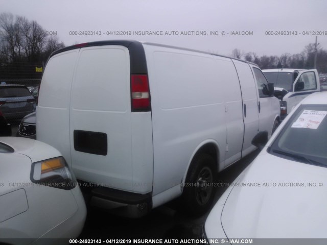 1GCSHAF47C1114139 - 2012 CHEVROLET EXPRESS G1500  WHITE photo 4