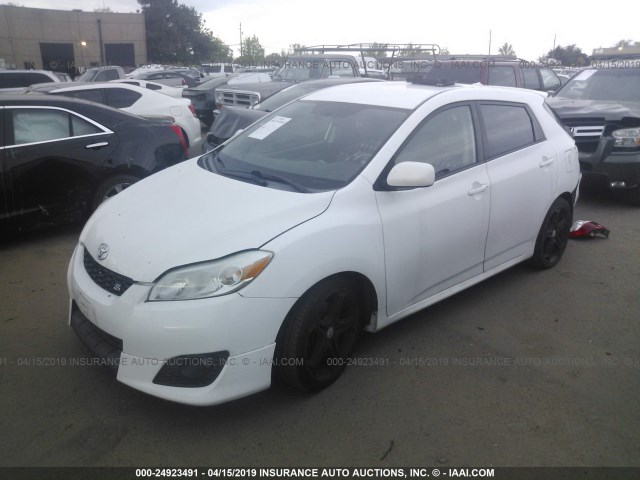 2T1KE40EX9C027920 - 2009 TOYOTA COROLLA MATRIX S WHITE photo 2