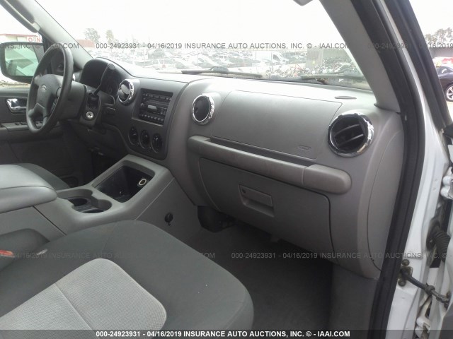 1FMPU15505LA14835 - 2005 FORD EXPEDITION XLT WHITE photo 5