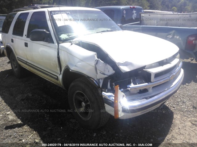 1GNCS13W01K152063 - 2001 CHEVROLET BLAZER WHITE photo 1