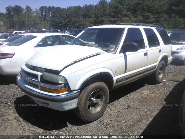 1GNCS13W01K152063 - 2001 CHEVROLET BLAZER WHITE photo 2