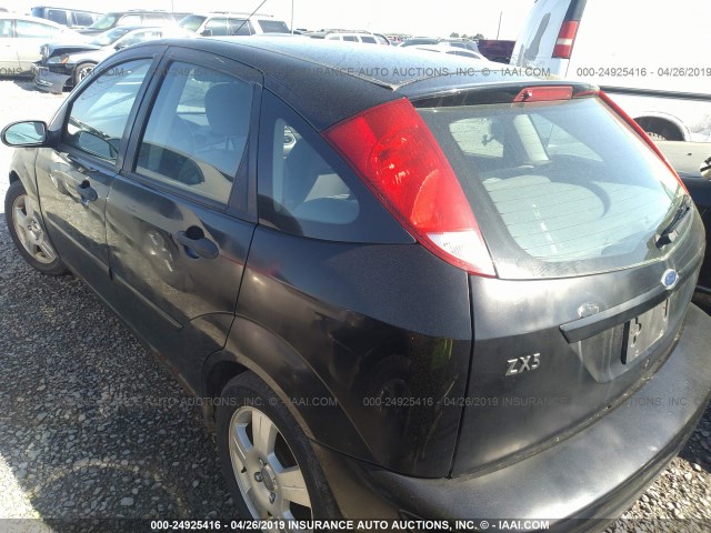 3FAFP37393R114676 - 2003 FORD FOCUS ZX5 BLACK photo 3